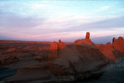 Abenteuer-Expeditionen - Reisen mit Abenteuer- und Expeditions-Charakter - Iran - rote Landschaft bei Sonnenuntergang