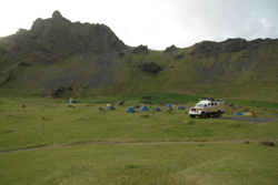 Abenteuer-Expeditionen - Reisen mit Abenteuer- und Expeditions-Charakter - Island - Rastplatz in herrlich grner Landschaft