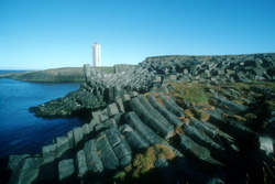 Abenteuer-Expeditionen - Reisen mit Abenteuer- und Expeditions-Charakter - Island - Treppenstufen an einem steielen Kstenabschnitt Islands